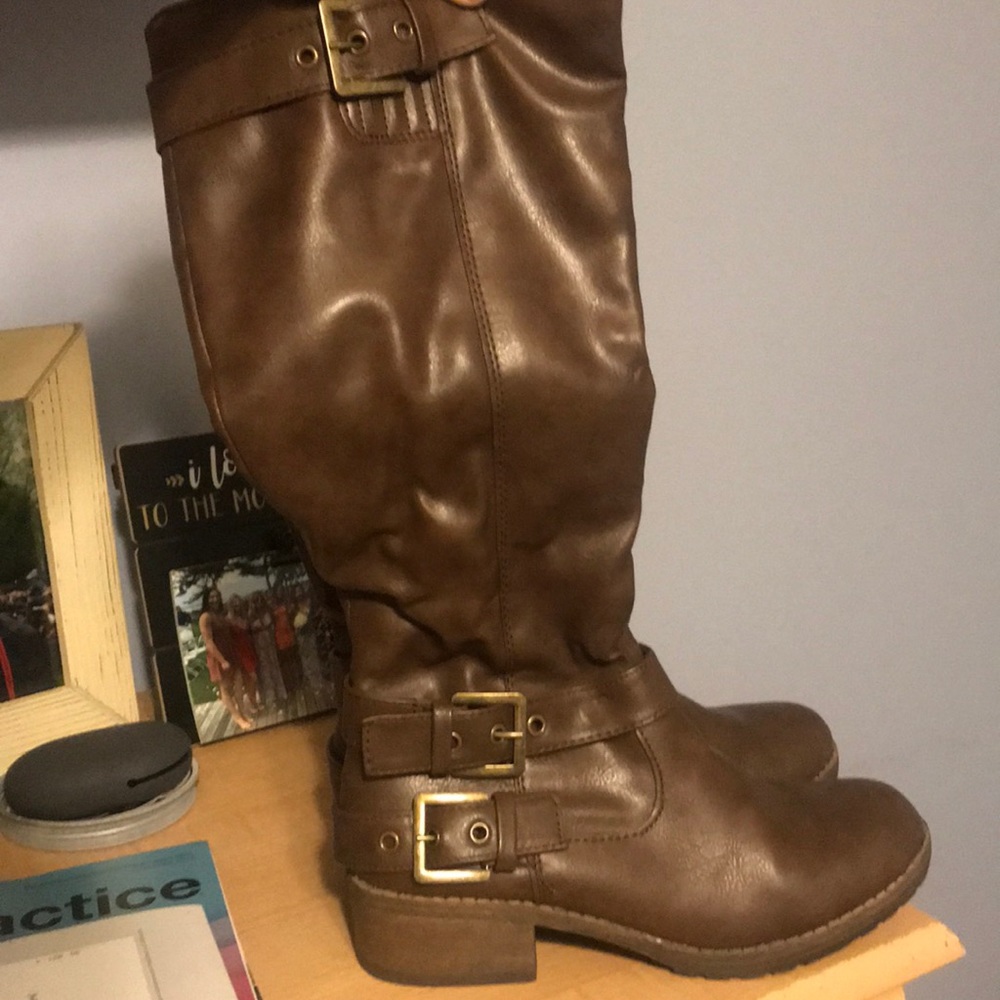 Brown buckle boots